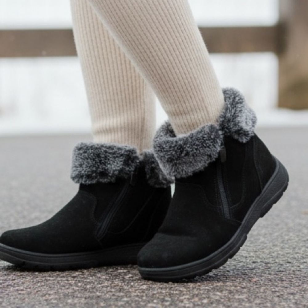 khombu black suede snow boots with faux fur trim, size 9, good condition